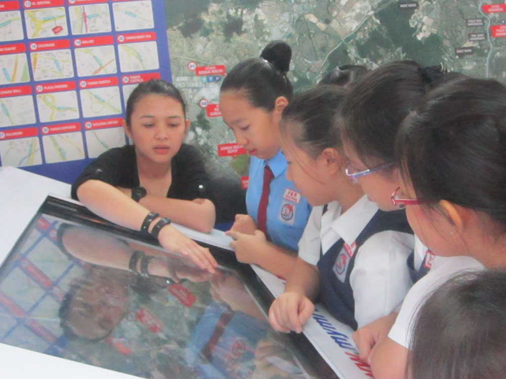 Thumbs Up From Students of SRJK (C) Jalan Davidson on The 