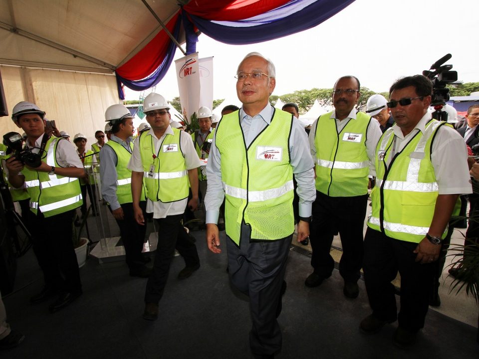 TETAMU KEHORMAT: Ketibaan Perdana Menteri Dato' Sri Mohd Najib Tun Abdul Razak untuk pelancaran Mesin Pengorek Terowong Pembolehubah Ketumpatan yang pertama di dunia bertempat di Cochrane.