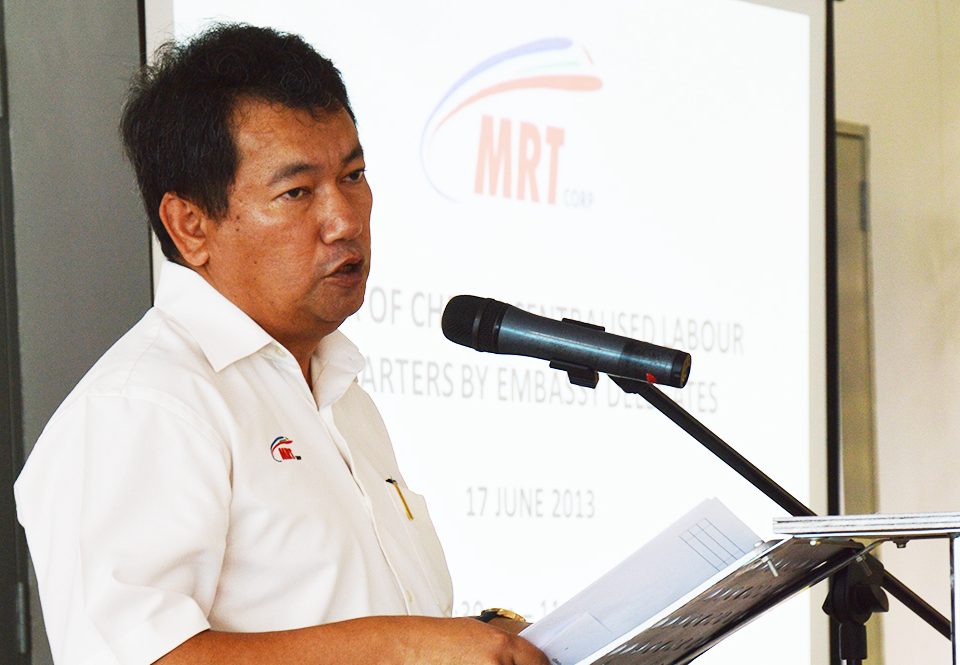 UCAPAN ALUAN: Ketua Pegawai Eksekutif MRT Corp Dato' Azhar Abdul Hamid memberi kata-kata aluan kepada perwakilan asing di Kuarters Pekerja Cheras, menerangkan bagaimana konsep CLQ boleh memanfaatkan kedua-dua Malaysia dan tenaga asing di sini.
