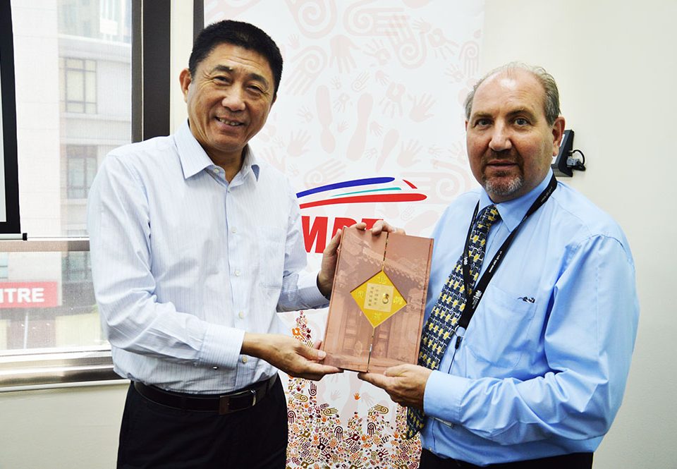 TANDA PENGHARGAAN: Encik Zhang Yankun (kiri), Naib Datuk Bandar Wilayah Perbandaran Beijing, menyampaikan cenderamata kepada Pengarah Projek MRT Corp Encik Marcus Karakashian.