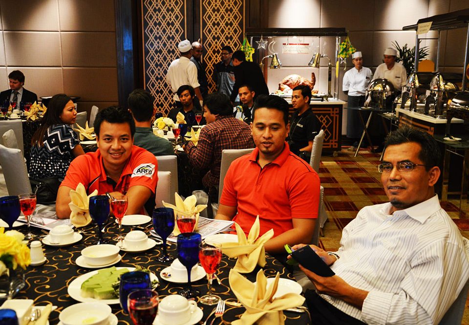 Corp. MENUNGGU BERBUKA: (Dari kiri) Syed Mohd Latif dan Aizat Zaini daripada Astro Radio duduk bersama Major (R) Mohamed Shuhaidi Omar, Timbalan Pengurus Besar di Jabatan Projek, MRT Corp.