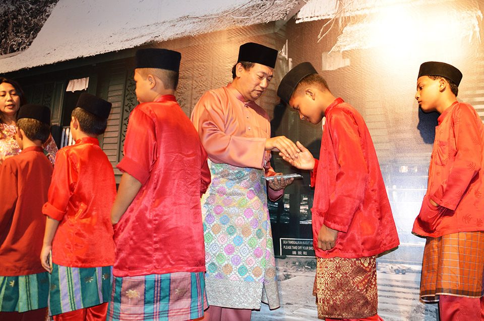 KEMESTIAN SEMASA RAYA: Ketua Pegawai Eksekutif MRT Corp Dato' Azhar Abdul Hamid dan isteri Datin Aminahtun Elizeth Ibrahim memberi duit raya kepada anak-anak Rumah Bakti Nur Syaheera.