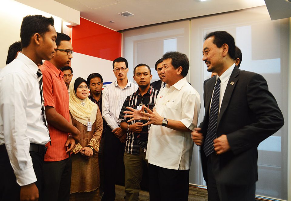 KATA-KATA NASIHAT: Ketua Pegawai Eksekutif MRT Corp Dato' Azhar Abdul Hamid (kedua dari kanan) memberi kata-kata semangat kepada peserta program dalam mengejar impian mereka sebagai usahawan. Bersamanya adalah En Dzulkifli Fadzilah, Ketua Pegawai Eksekutif PUNB (kanan).