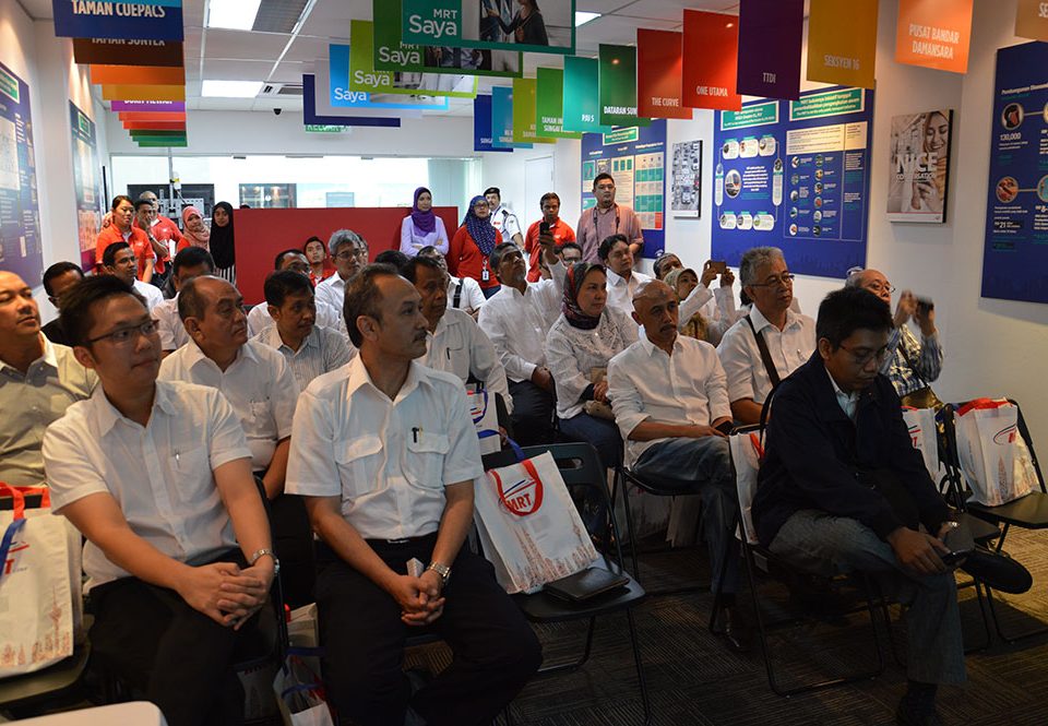 KAGUM: Delegasi dari MRT Jakarta sedang mendengar taklimat yang diberikan mengenai beberapa topik berkaitan Projek MRT. Di barisan hadapan (dari kiri) adalah Penasihat Pengurusan Projek En Allan Tandiono, Pengarah Pembinaan En M. Nasyir dan Ketua Pengurusan Projek En Arif Rahmat.