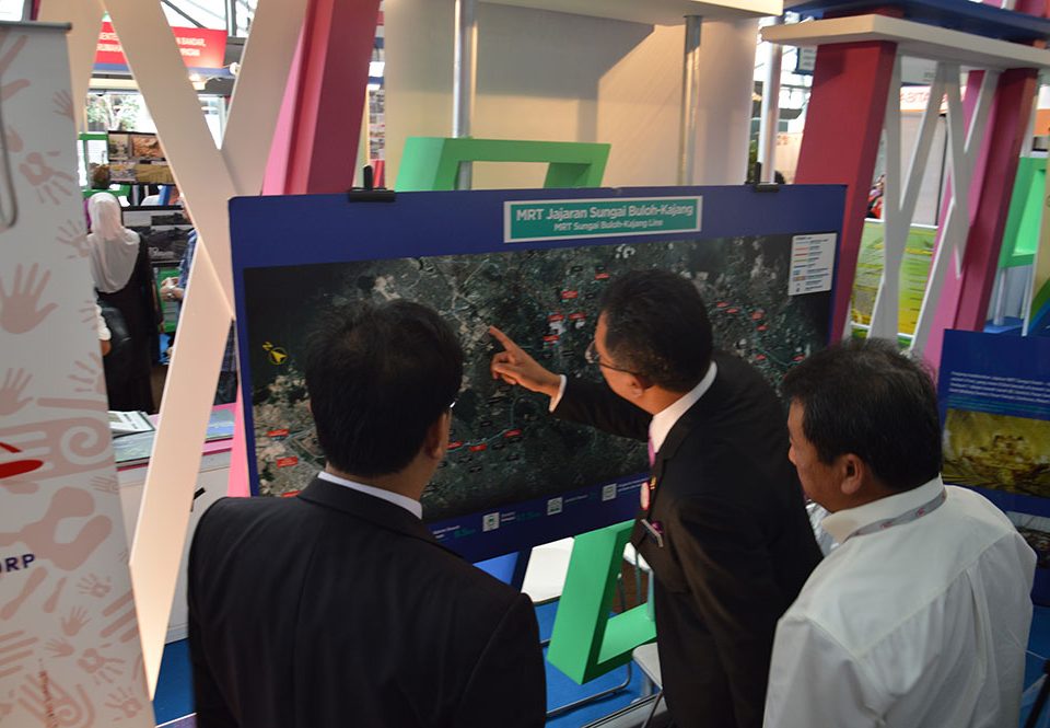 TELITI - Dato' Abdul Rahman Dahlan (tengah) meneliti peta Laluan MRT Sungai Buloh-Kajang di booth MRT Corp. Bersama beliau adalah Datuk Wira Azhar Abdul Hamid (kanan).