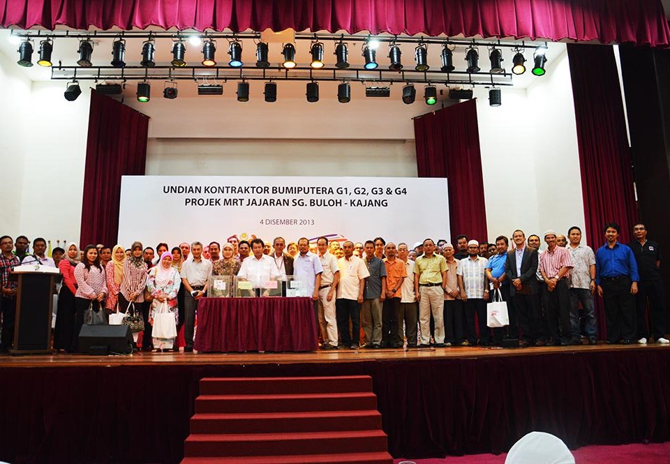 BERGAMBAR: Datuk Wira Azhar Abdul Hamid bergambar bersama kontraktor kontraktor yang telah berjaya.