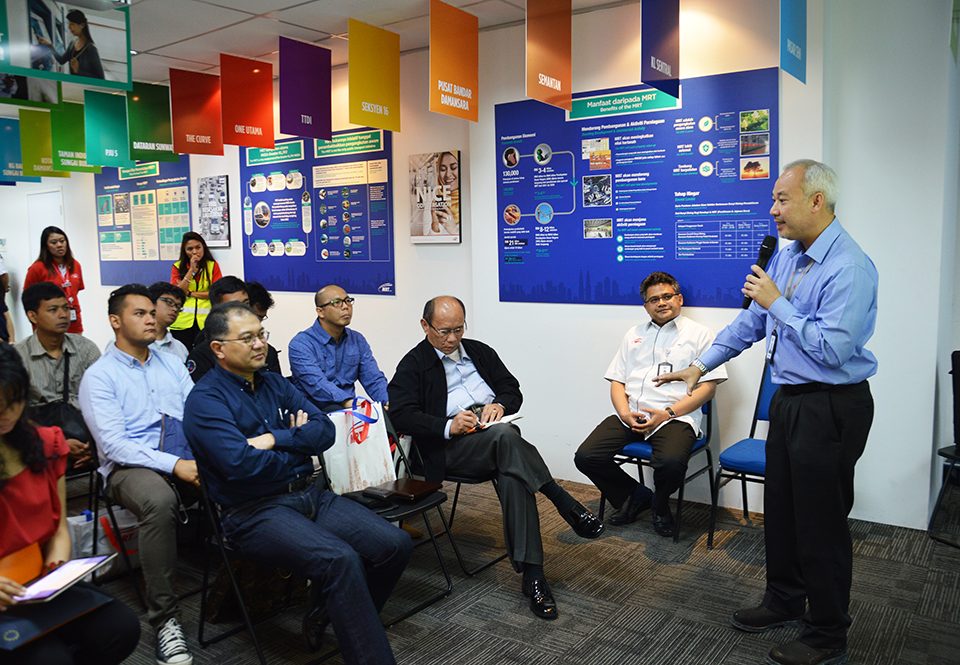 Pemangku Ketua Pegawai Eksekutif MRT Corp, En Haris Fadzilah Hassan menyampaikan taklimat berkaitan Projek MRT kepada delegasi yang terdiri daripada kakitangan MRT Jakarta dan wakil-wakil media Indonesia.