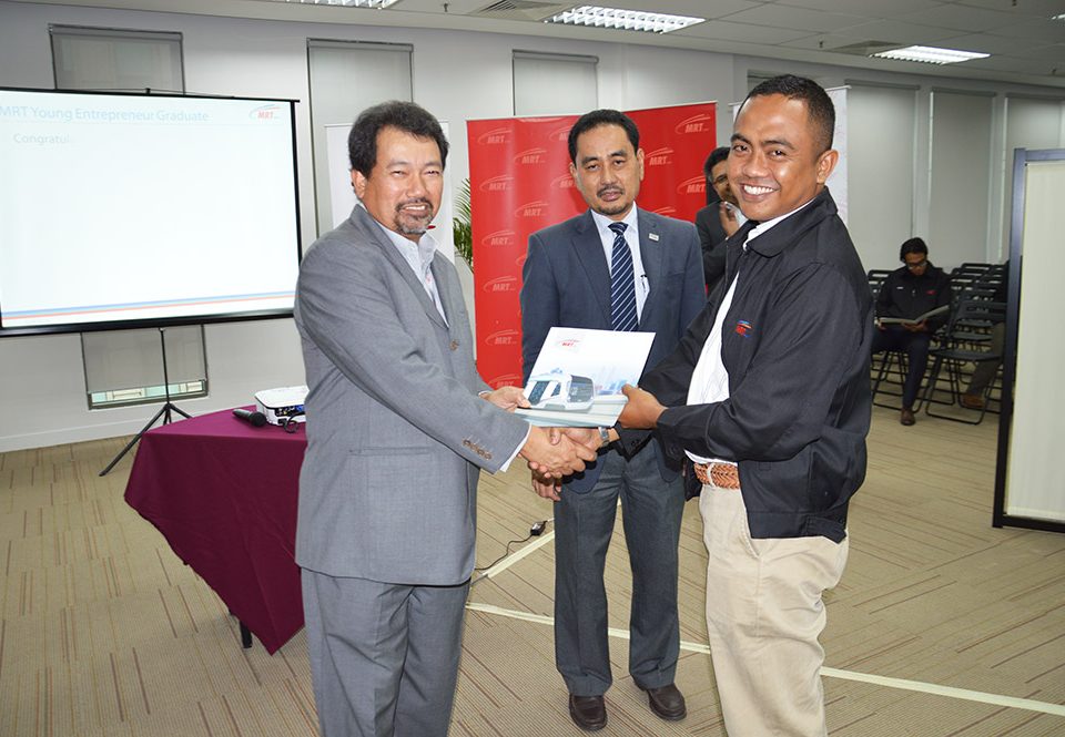 Dari kiri: Ketua Pengarah Eksekutif MRT Corp Datuk Wira Azhar Abdul Hamid dan Ketua Pengarah EksekutifPUNB En Dzulkifli Fadzilah sedang menyampaikan sijil penyertaan kepada graduasi program,Encik Muhammad Yunus Sulaiman