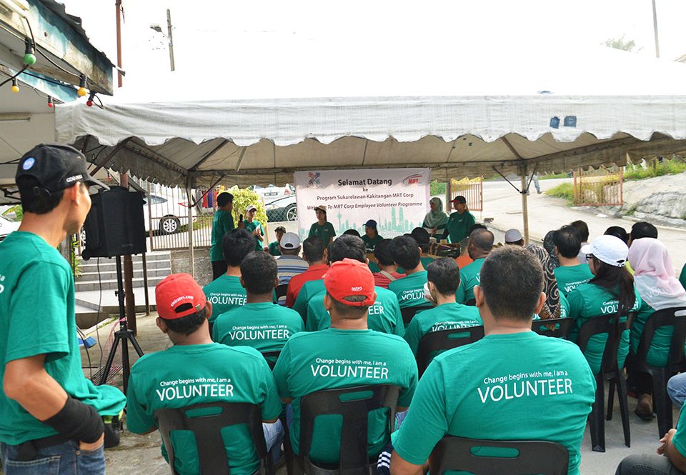 Peserta Program EVP mendengar taklimat sebelum memulakan kerja mengecat.