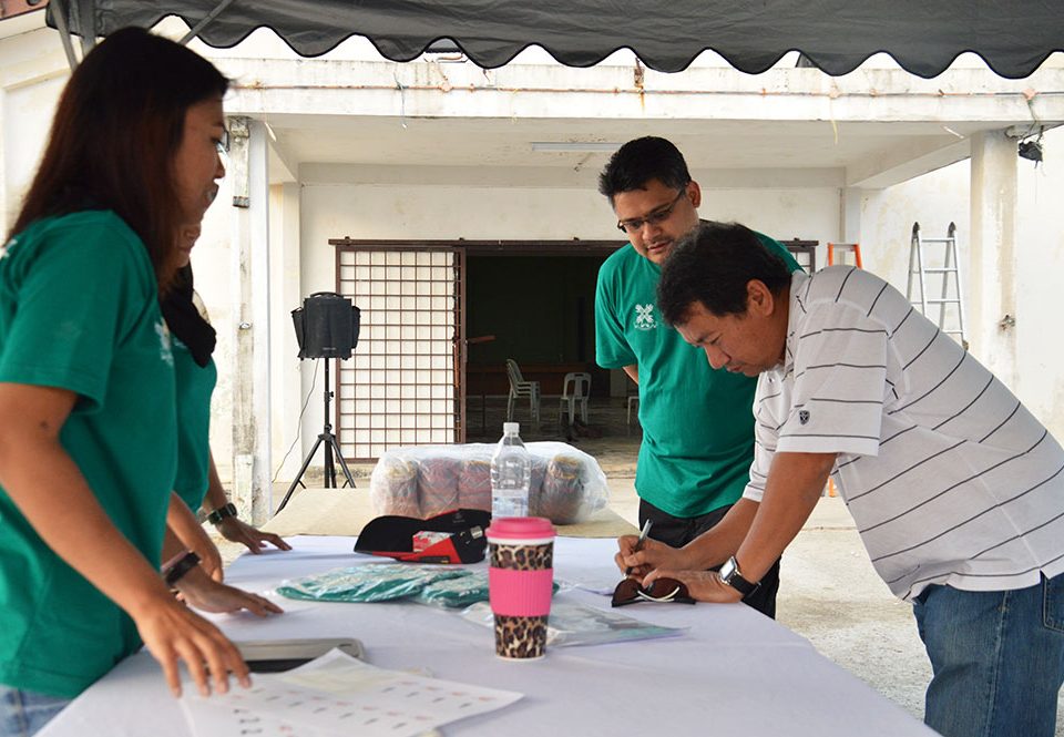 Ketua Pegawai Eksekutif MRT Corp Datuk Wira Azhar Abdul Hamid sedang mendaftar masuk.