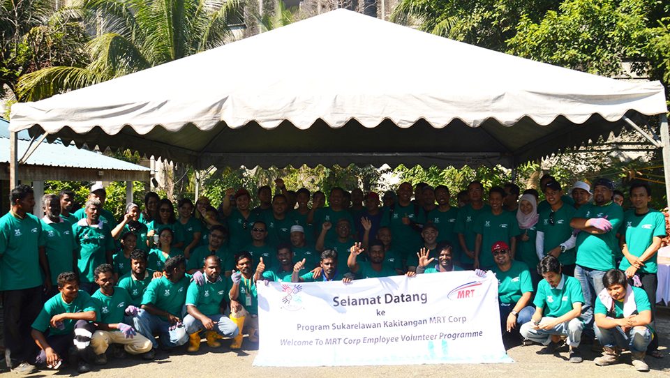 More than 80 volunteers took part including family and friends of MRT Corp, MMC-Gamuda and TSR Bina employees along with local residents, in a bid to clean-up and beautify Kg Masjid.