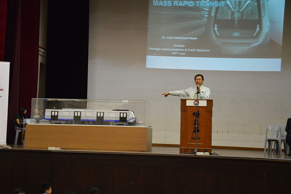 Sjk C Jalan Davidson Receives Second Mrt Train Model Mrt Corp