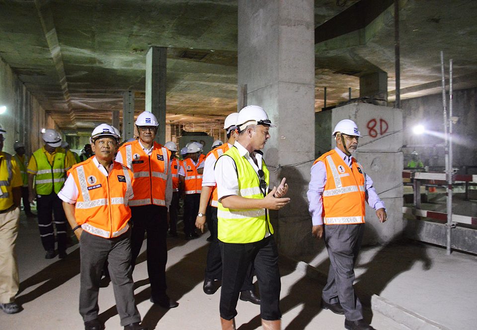 Pengarah Stesen Bawah Tanah MRT Corp Encik Keith Allenby (vest kuning) bersama Pengerusi SPAD Tan Sri Syed Hamid Albar (kanan), Ketua Pegawai Eksekutif SPAD Encik Mohd Nur Kamal (kiri) dan Ketua Pegawai Pembangunan SPAD Encik Azmi Abdul Aziz (kedua dari kiri) di ruang legar stesen.