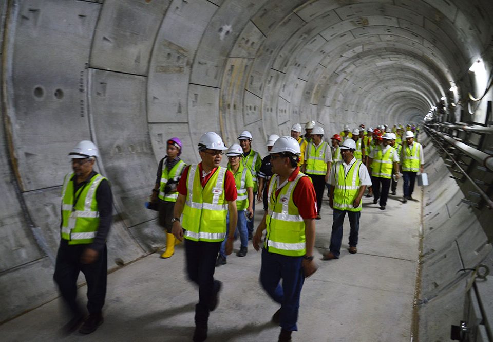 Ketua Pegawai Eksekutif MRT Corp Dato' Sri Shahril Mokhtar membawa media melalui terowong bawah tanah