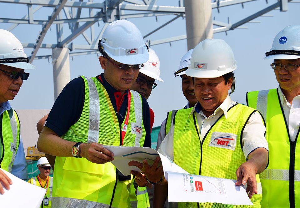 Timbalan Menteri Kewangan I Datuk Ahmad Maslan diberi penerangan mengenai statistic dan tahap kemajuan Projek MRT oleh Ketua Pegawai Eksekutif MRT Corp Dato' Sri Shahril Mokhtar.