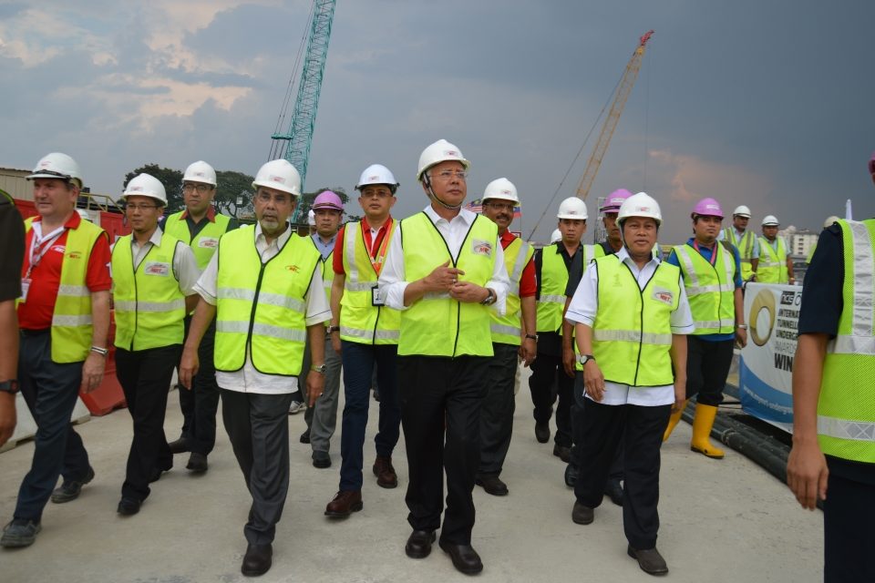 Perdana Menteri Dato' Sri Najib Tun Razak dengan (dari kiri) Pengarah Projek MRT Laluan Sungai Buloh-Kajang Encik Marcus Karakashian Pengerusi SPAD Tan Sri Dato' Sri Syed Hamid Albar, Ketua Pegawai Eksekutif MRT Corp Dato' Sri Shahril Mokhtar, Pengerusi MRT Corp Tan Sri Dr Ali Hamsa, dan Timbalan Menteri Kewangan I Datuk Ahmad Maslan semasa delegasi menuju ke dek pemerhatian.
