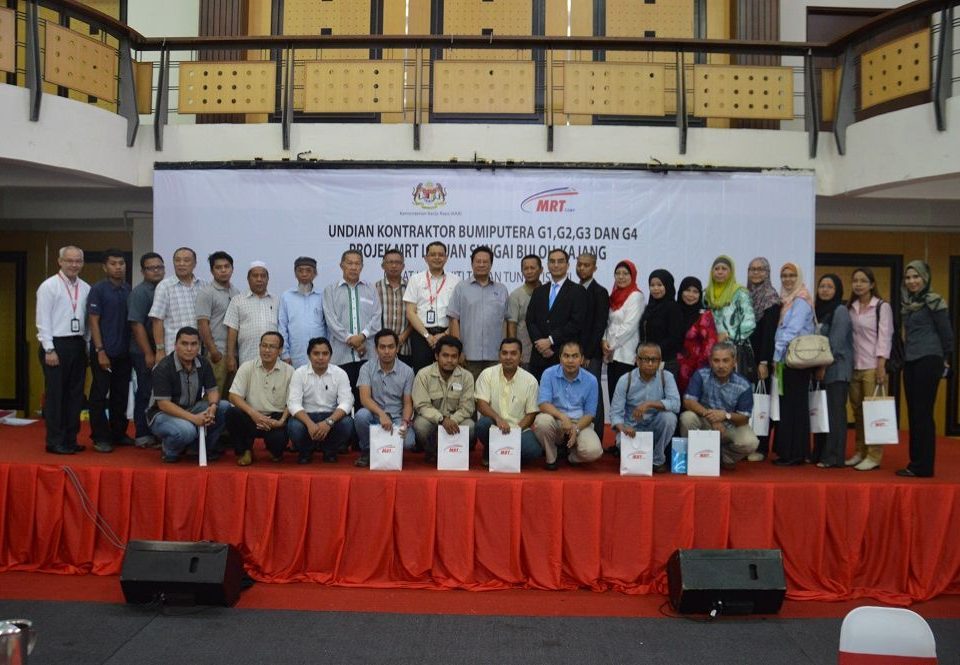Gambar berkumpulan kontraktor-kontraktor yang berjaya.