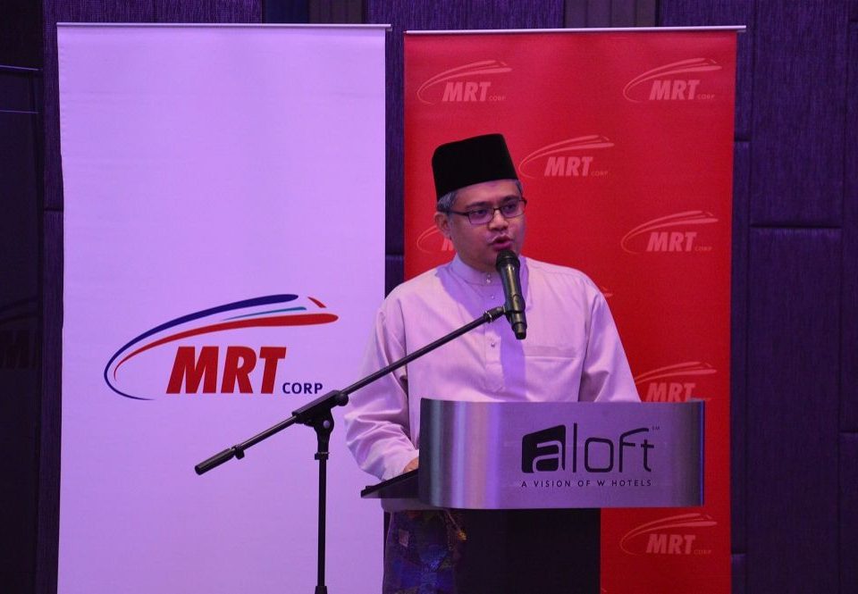 SELAMAT DATANG: Pengarah Komunikasi Strategik dan Perhubungan Awam Encik Mahmood Abdul Razak menyampaikan kata-kata aluan.