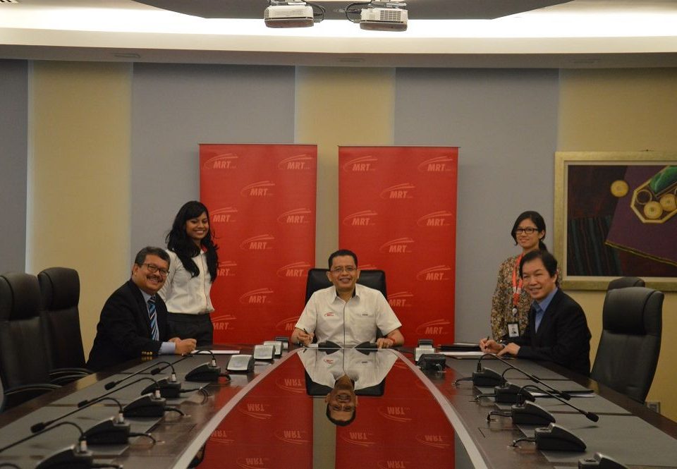 PARA PENANDATANGAN : Ketua Pegawai Eksekutif Dato' Sri Shahril Mokhtar (tengah) bersama Pengarah-pengarah MMC Gamuda KVMRT (PDP SSP) Sdn Bhd Dato' Sri Che Khalib Mohamad Noh (kiri) dan Dato' Paul Ha (kanan).