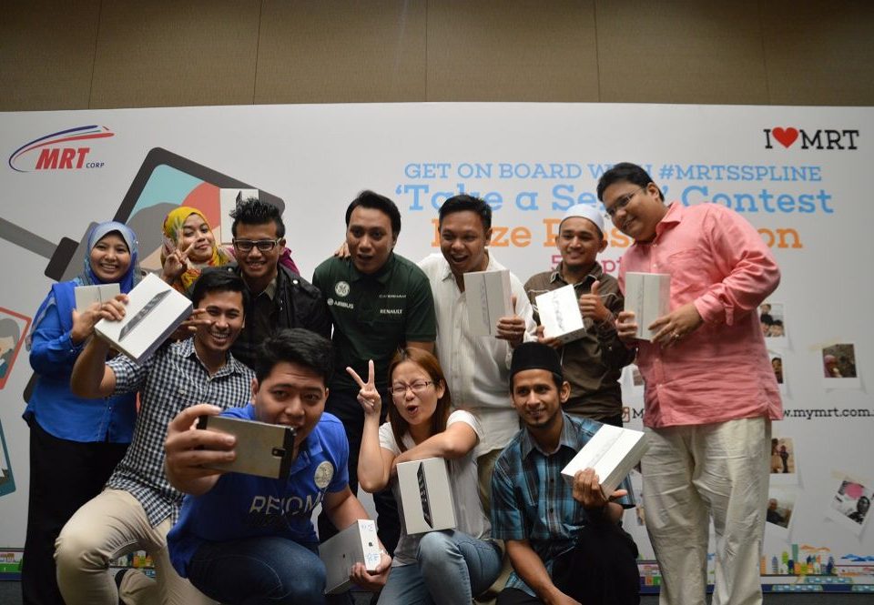 PARA PEMENANG: Sesi bergambar bersama semua pemenang mengambil 'selfie' bersama Mini iPad masing-masing.