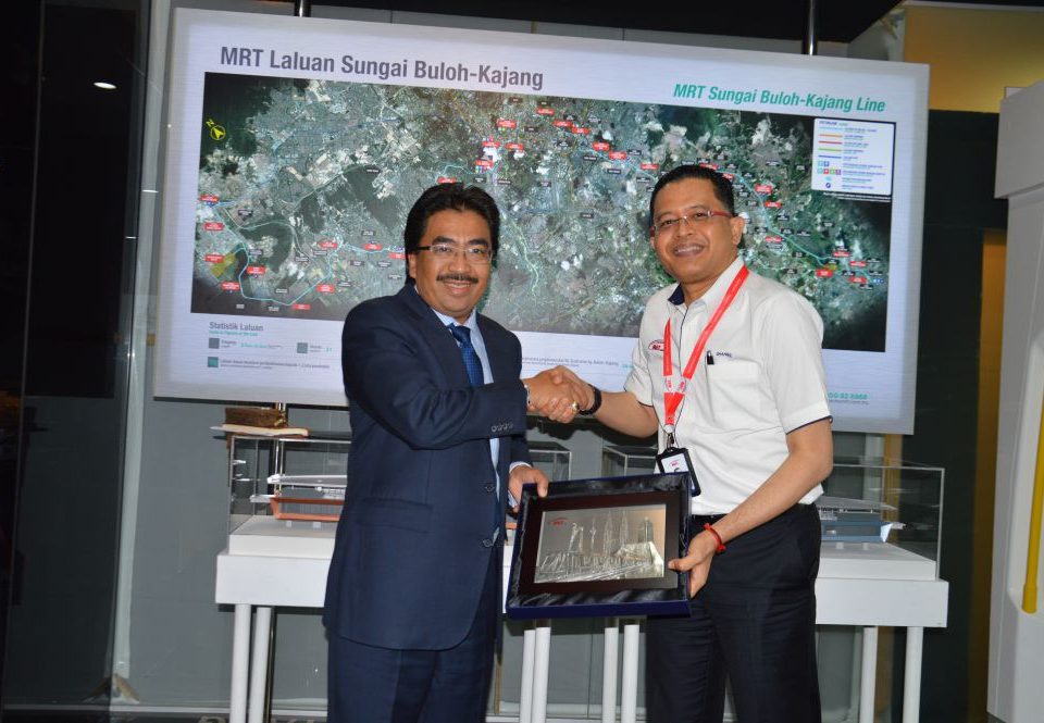 PERHATIAN SEPENUHNYA: Pengarah Operasi dan Pengurusan Aset MRT Corp Encik Mahmood Abdul Razak (kiri) menjelaskan ciri-ciri Projek MRT kepada Timbalan Menteri Kewangan Datuk Johari Abdul Ghani (dua dari kiri) di Galeri MRT.