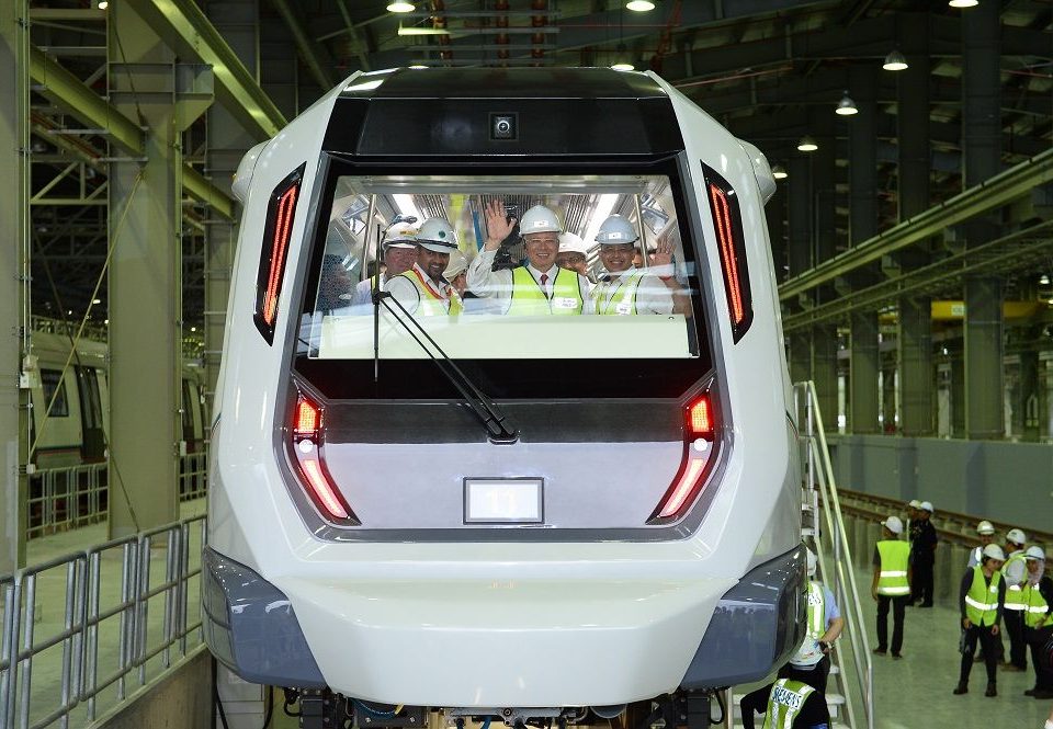 DI ATAS TREN: Perdana Menteri Dato� Sri Mohd Najib Tun Abdul Razak di tingkap depan keretapi MRT.