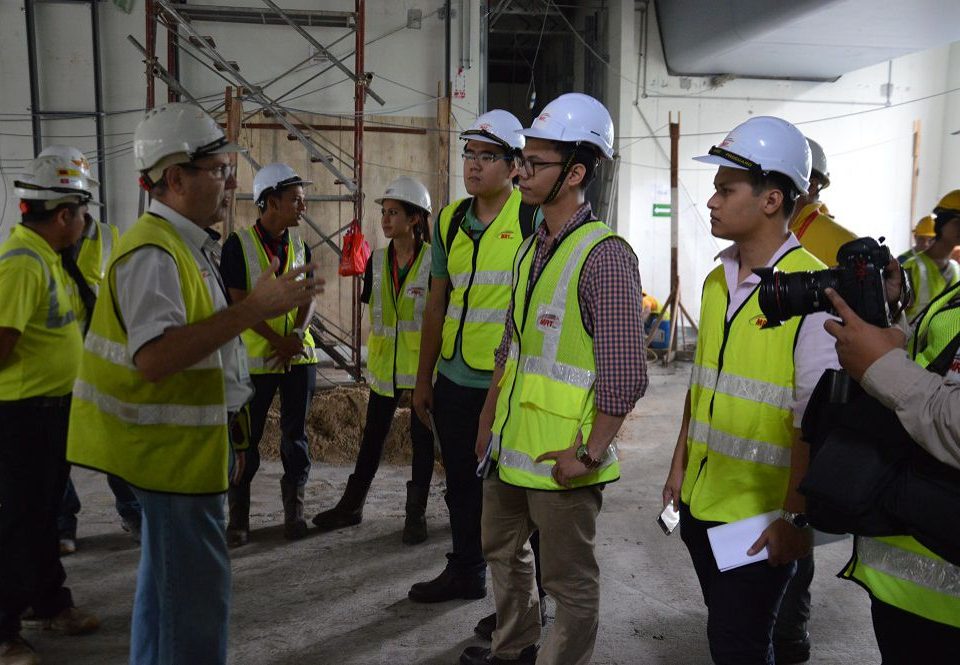 MAKLUMAT TERKINI: Pengarah Projek MRT Corp Laluan Sungai Buloh-Kajang (Laluan SBK) Encik Marcus Karakashian (kedua dari kiri), memberikan penerangan tentang perkembangan projek kepada para media.