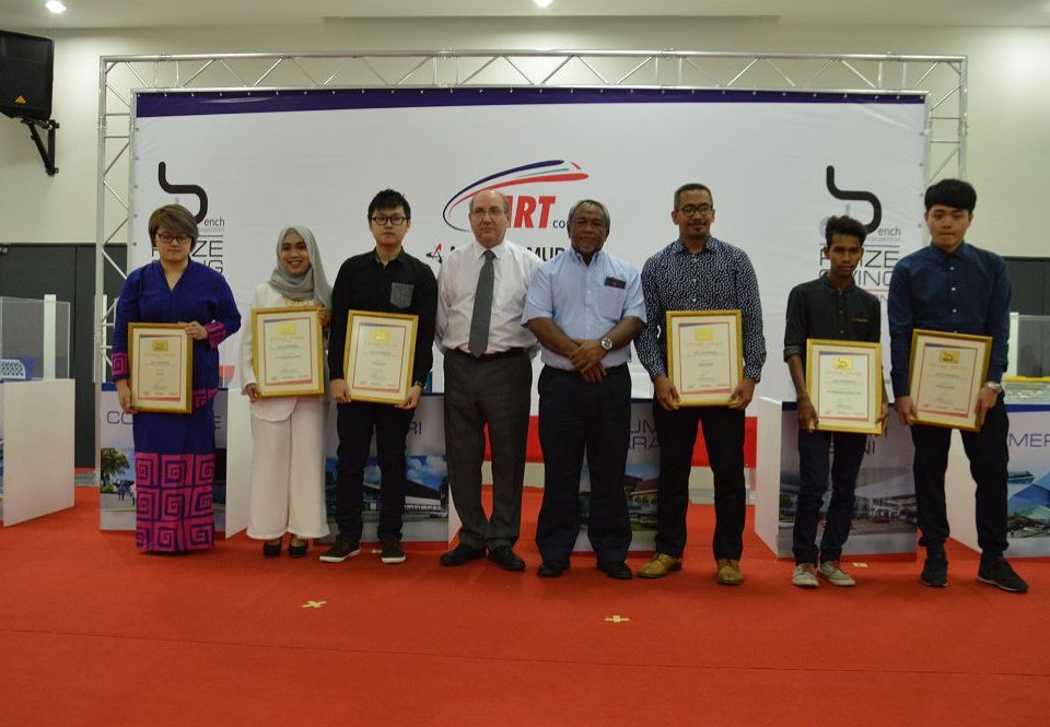 PARA PEMENANG: Gambar kumpulan 6 pemenang utama bersama Pengarah Projek MRT Corp bagi Laluan SBK, Marcus Karakashian dan Pengarah MGKT, Maslan Othman (kelima dan keempat dari kanan masing-masing)