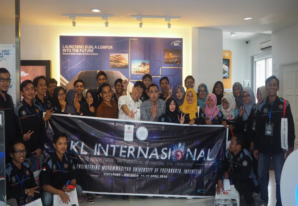 WHAT A VISIT IT WAS: Students from the Universiti of Yogyakarta, Indonesia together with Mr Leong Shen-Li (middle in white) MRT Corp Deputy General Manager, Strategic Communications & Stakeholder Relations, after the visit to the MRT Information Centre, Damansara Utama.