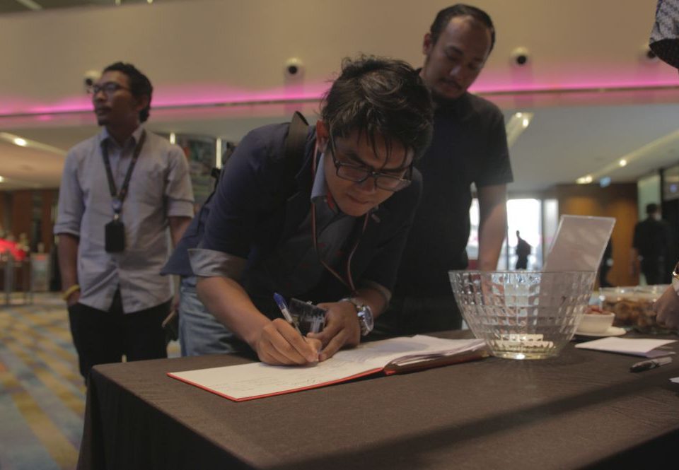 PENDAFTARAN: Tetamu Media Iftar mengambil giliran untuk mendaftarkan diri.