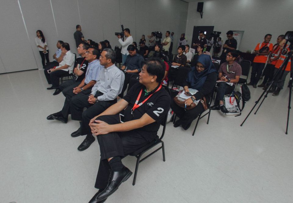 MEMBERIKAN PERHATIAN: Kakitangan Malaysia Rapid Transit Corporation Sdn Bhd (MRT Corp) dan MMC Gamuda (PDP) Sdn Bhd bersama para media mendengar teliti maklumat keselamatan yang telah diberi sebelum tinjauan bermula.