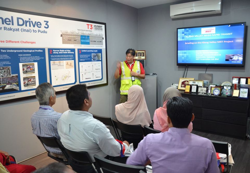 MAKLUMAT PROJEK: Timbalan Pengurus Besar, Komunikasi Strategik dan Perhubungan Awam Malaysia Rapid Transit Corporation Sdn Bhd (MRT Corp) Encik Leong Shen-Li, memberikan maklumat tentang projek MRT kepada para hadirin mengenai Laluan Sungai Buloh-Kajang (Laluan SBK).