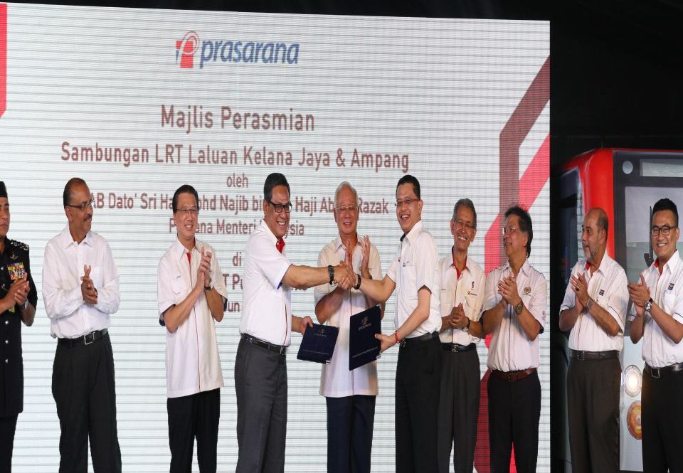 PERISTIWA BERSEJARAH: Pertukaran dokumen Perjanjian Penyerahan dan Operasi MRT di antara Ketua Pegawai Eksekutif MRT Corp Dato' Sri Shahril Mokhtar (lima dari kanan) dan Presiden & Ketua Pegawai Eksekutif Kumpulan Prasarana Dato' Azmi Abdul Aziz (empat dari kiri), sambil disaksikan oleh Perdana Menteri Dato' Sri Mohd Najib Tun Abdul Razak
