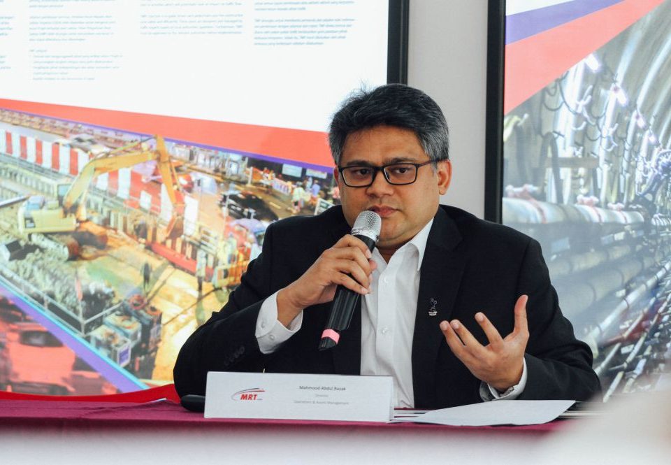 MAKLUMAT TERKINI: Pengarah Pengurusan Aset dan Operasi Malaysia Rapid Transit Corporation Sdn Bhd (MRT Corp) Encik Mahmood Abdul Razak memberikan maklumat terkini projek MRT Laluan Sungai Buloh-Kajang.