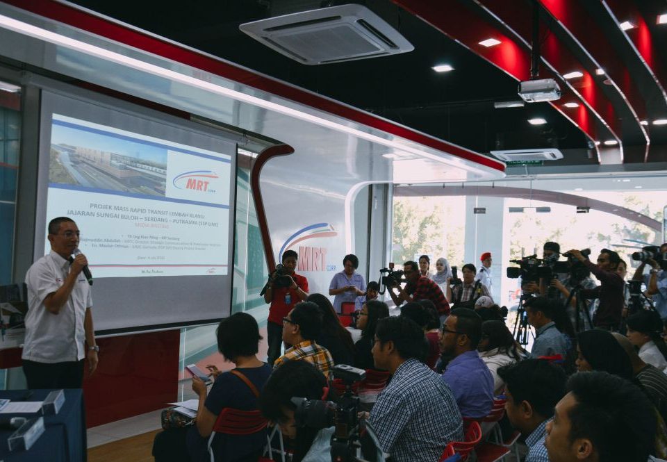 LATAR BELAKANG PROJEK: Pengarah Komunikasi Strategik dan Hal Ehwal Pihak Berkepentingan Malaysia Rapid Transit Corporation Sdn Bhd (MRT Corp) Dato� Najmuddin Abdullah (kiri), memberikan maklumat latar belakang Projek MRT Laluan Sungai Buloh-Serdang-Putrajaya (Laluan SSP) kepada para media yang hadir.