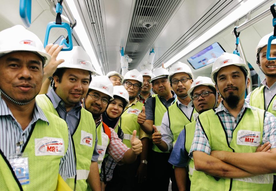 DI DALAM KERETAPI: Jurutera-jurutera dari Permanent Way Institution, Malaysia di dalam keretapi MRT.