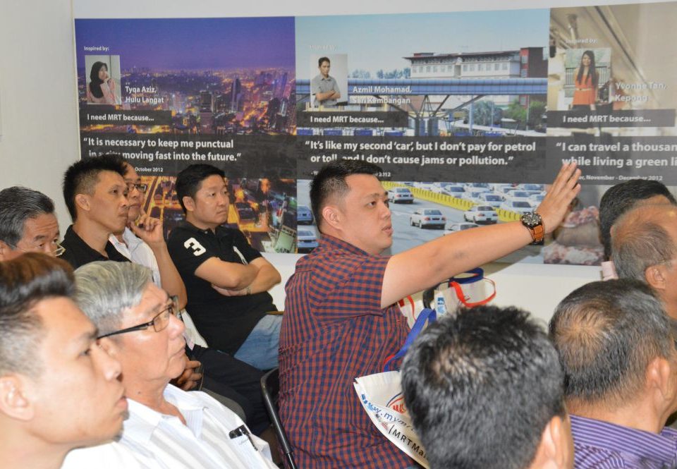 SUNGGUH BERMINAT: Salah satu daripada ahli Penaja Persatuan Promosi Pelancongan & Kebudayaan Sungai Buloh menujukan soalan tentang Projek MRT.