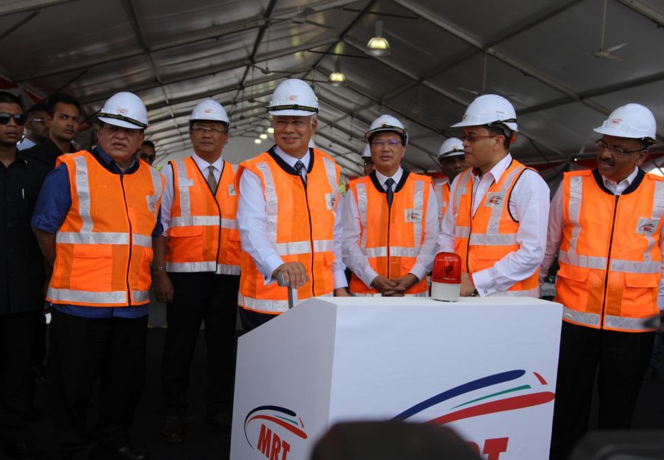 PELANCARAN: Perdana Menteri Dato� Sri Mohd Najib Tun Abdul Razak menarik tuil konsol untuk melancarkan acara pecah tanah, yang disaksikan oleh (dari kiri) Menteri Wilayah Persekutuan Datuk Seri Tengku Adnan Tengku Mansor, Menteri Kesejahteraan Bandar, Perumahan dan Kerajaan Tempatan Dato� Haji Abdul Rahman Dahlan, Perdana Menteri Dato� Sri Mohd Najib Tun Abdul Razak, Menteri Pengangkutan Dato' Sri Liow Tiong Lai, Ketua Pegawai Eksekutif MRT Corp Dato� Sri Shahril Mokhtar, Pengerusi MRT Corp Tan Sri Dr Ali Hamsa.