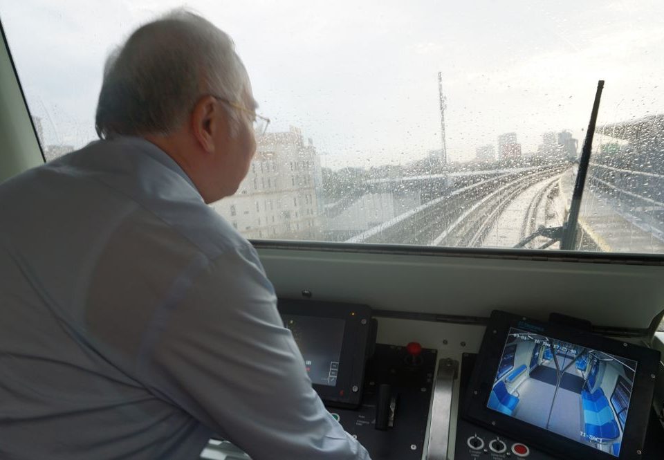 PEMERIKSAAN TELITI: Perdana Menteri, Dato� Sri Mohammad Najib Tun Abdul Razak memandang keluar dari keretapi MRT semasa menaiki keretapi buat pertama kali.