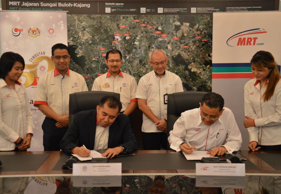 THE SIGNING. MARA Director General Datuk Ibrahim Ahmad (sitting, left) and MRT Corp Chief Executive Office Dato’ Sri Shahril Mokhtar (sitting, right) signing the document. Witnessing the ceremony are (second, back row from left MARA Council Secretary Encik Fazli Rizal Ismail, MARA Deputy Director General (Management Services) Encik Azhar Abdul Manaf, MRT Corp Director of Commercial and Land Management Dato’ Haris Fadzilah Hassan.