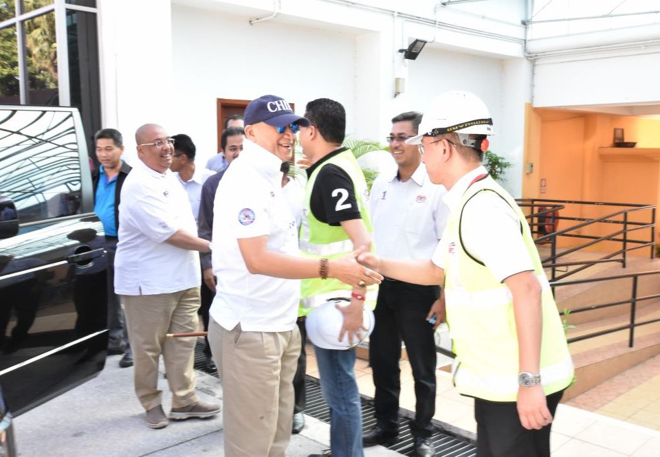 SAMBUTAN MESRA: Menteri Pelancongan dan Kebudayaan Malaysia, Dato� Seri Mohamed Nazri Abdul Aziz (kedua dari kiri) disambut oleh Pengarah Komunikasi Strategik & Pihak Berkepentingan Malaysia Rapid Transit Corporation Sdn Bhd Dato� Najmuddin Abdullah (kanan) ketika beliau sampai di tapak MRT Muzium Negara.