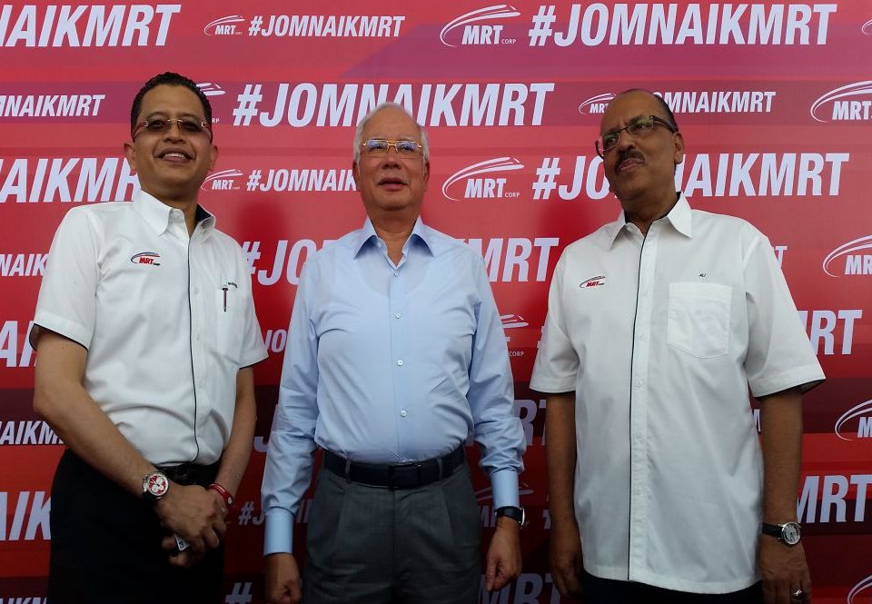 Prime Minister YAB Dato Sri Mohd Najib bin Tun Abdul Razak smiling at the photo session with MRT Corp Chief Executive Officer, Dato� Sri Shahril Mokhtar and MRT Corp Chairman Tan Sri Dr Ali HamsaTransport Malaysia looking from behind. (Photo credit to NajibRazak.com)