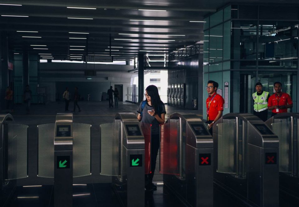 ITU DIA: Cik Ng Zhi Wei memasuki pintu tambang di Stesen Sungai Buloh, menjadikan beliau penumpang kesejuta menggunakan perkhidmatan MRT