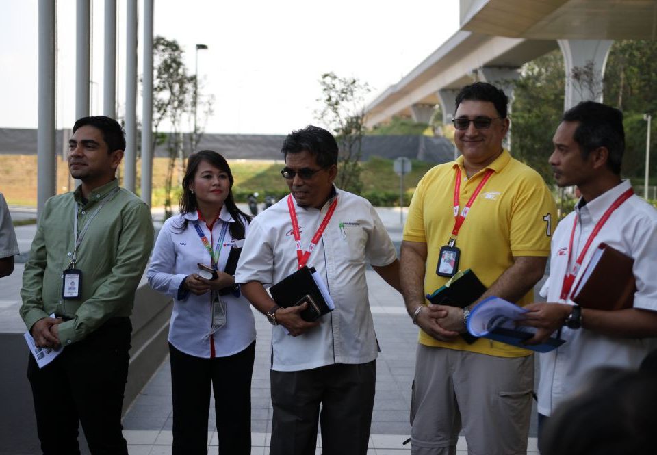 ORANG PENTING: Dari kiri, Encik Najdi Naimi (MMC Gamuda KVMRT (PDP) Sdn Bhd), Puan Norazah Abdul Rashid (Prasarana Malaysia Berhad), Ir. Major (R) Mohamed Shuhaidi Omar (Malaysia Rapid Transit Corporation Sdn Bhd), Encik Tarenjit Singh Khella (Malaysia Rapid Transit Corporation Sdn Bhd) dan Encik Zamri Abas (Malaysia Rapid Transit Corporation Sdn Bhd).