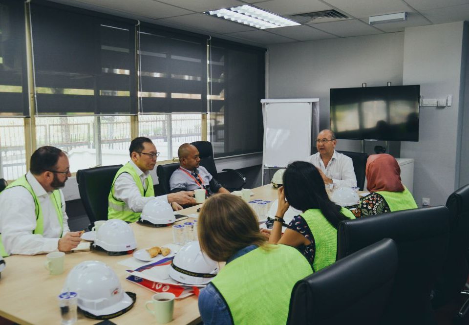 MENDAPAT MAKLUMAT: Pengarah Projek Laluan Sungai Buloh-Kajang (Laluan SBK) Malaysia Rapid Transit Corporation Sdn Bhd (MRT Corp) Encik Marcus Karakashian (berbaju putih, dua dari kanan) memberikan maklumat tentang Projek MRT kepada para delegasi.