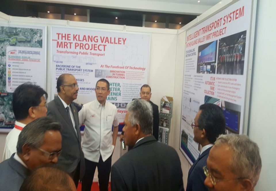 PELAWAT KEHORMAT: Ketua Setiausaha Kerajaan Tan Sri Dr Ali Hamsa (dua dari kiri) di reruai Projek MRT Lembah Klang di Seminar ITS dan Pameran 2017.