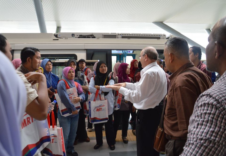 TERUJA: Pengarah Projek Malaysia Rapid Transit Corporation Sdn Bhd (MRT Corp) Sungai Buloh-Kajang (SBK) Encik Marcus Karakashian, memberi taklimat ringkas kepada delegasi Jabatan Kerja Raya Malaysia (JKR) sebelum menaiki keretapi.