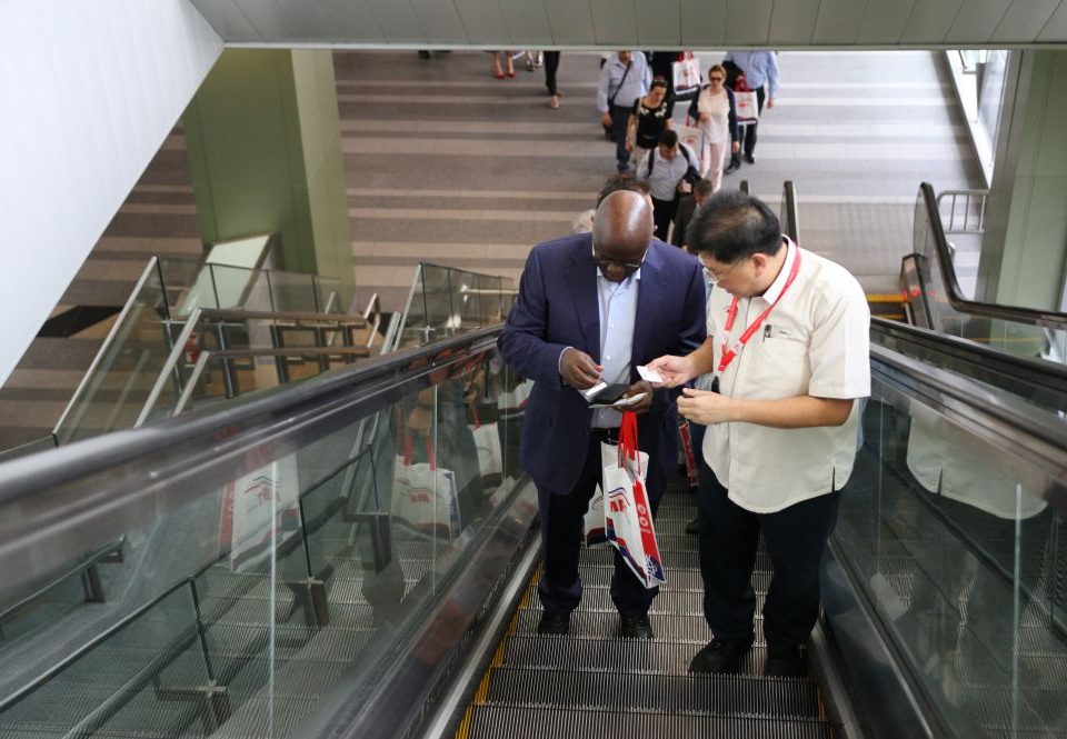 BERTUKAR MAKLUMAT: Timbalan Ketua Pengurus Komunikasi Strategik dan Hal Ehwal Pihak Berkepentingan Malaysia Rapid Transit Corporation Sdn Bhd (MRT Corp) Encik Leong Shen-Li (kanan), dengan Pengerusi Eksekutif Habib Investments Ltd Encik Habib Kagimu (kiri) bertukar maklumat perniagaan sebelum menaiki tren MRT.
