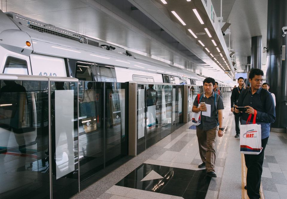 TERUJA: Penyokong Pengangkutan Awam Darat Muda teruja untuk menaiki keretapi Mass Rapid Transit (MRT) Laluan Sungai Buloh-Kajang (SBK) dari Stesen MRT Pusat Bandar Damansara.
