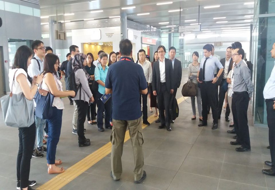 Encik Leong Shen-Li memberi taklimat ringkas sebelum menaiki tren.